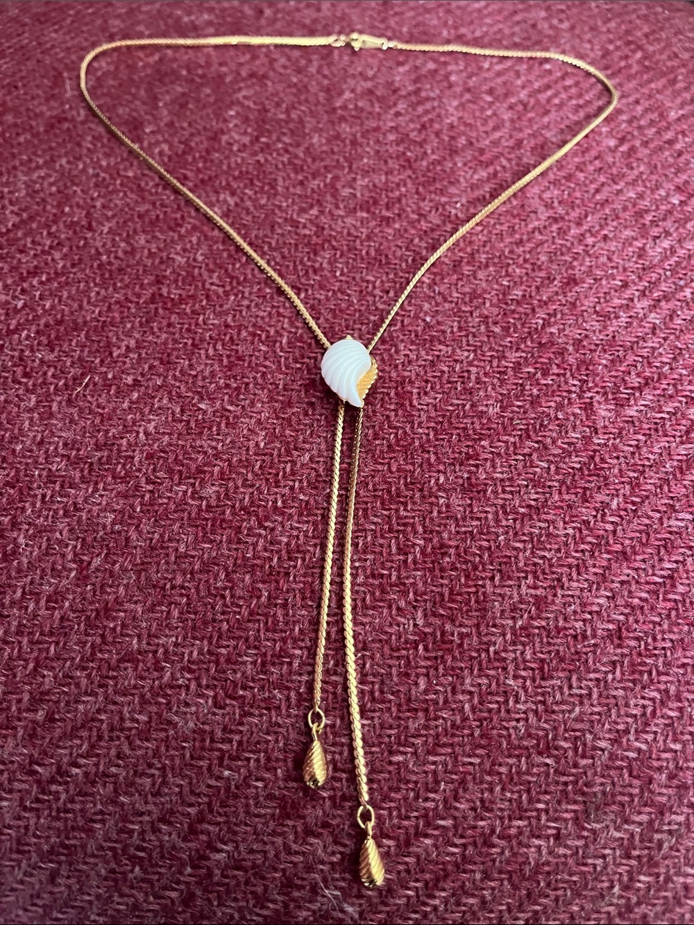 1985 Avon "Sea Swirls" Shell Lariat, Goldtone & White, 28 Inches